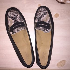 G.H. Bass: Black snake skin leather loafers